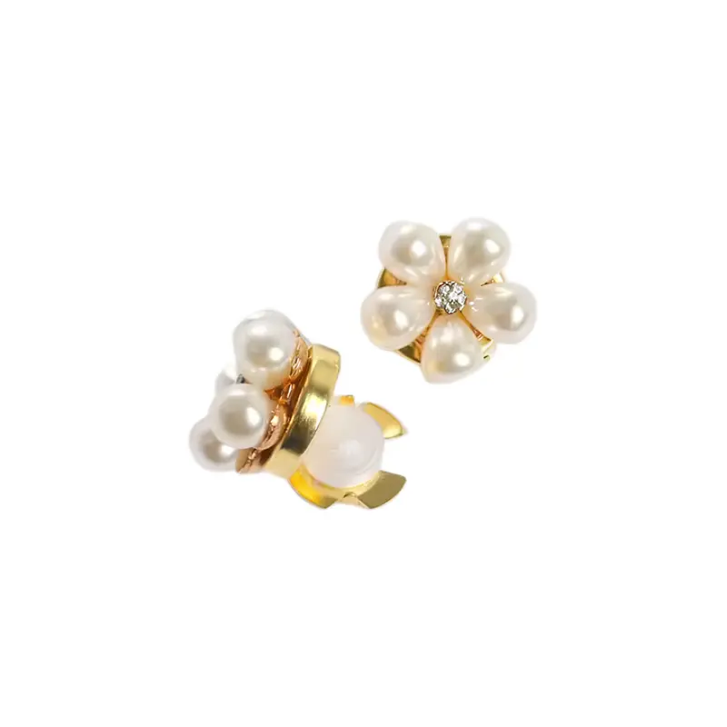 Blusenverschluss mit Perlenblüte | Broschenclip für tiefen Ausschnitt & offene Blusen | Zinklegierung | Gold/Silber | 3,5–4,5 cm