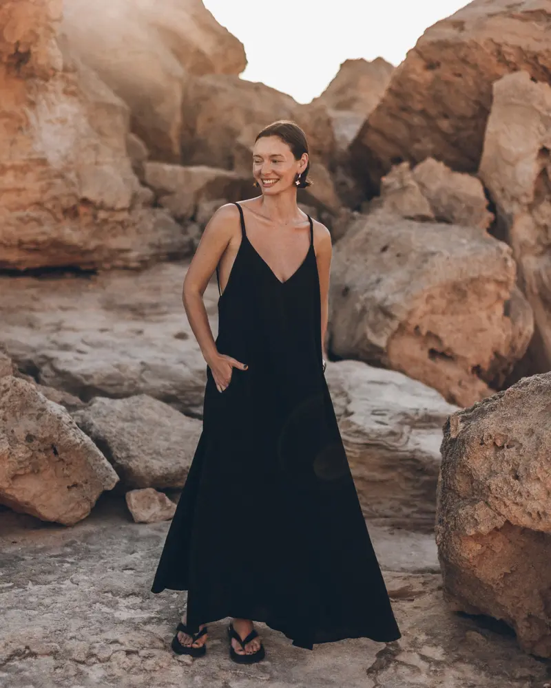 Damen Maxikleid Schwarz | Fließendes Slipkleid mit V-Ausschnitt & offenem Rücken | Elegantes Sommerkleid