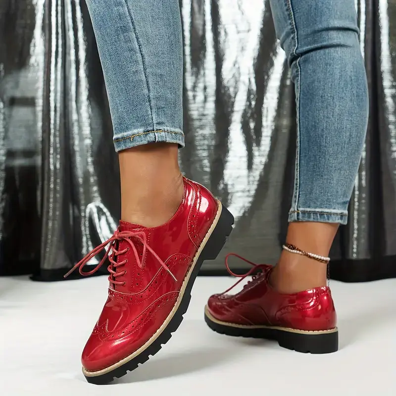 Damen Oxford-Schuhe mit Lack-Optik | Robuste Profilsohle & Brogue-Details | Ninette Schnürschuhe