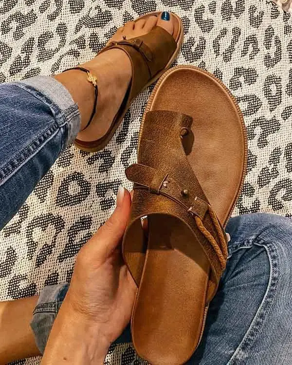 Damen Slip-On Ledersandalen mit Zehenschlaufe | Asymmetrischer Riemen & Nieten-Details | Gepolsterte Innensohle
