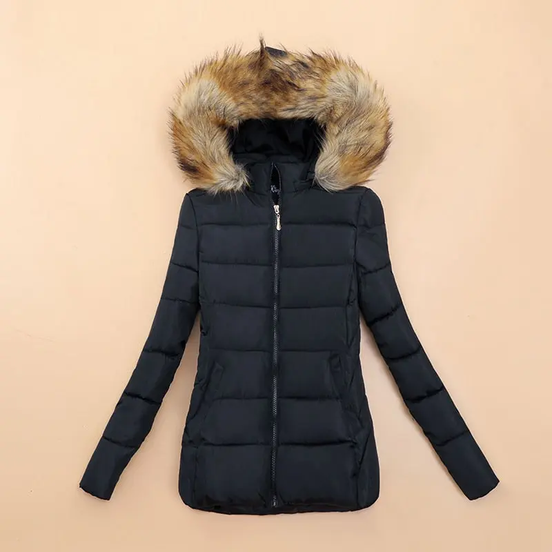 Damen Steppjacke Beige kurz | Warm wattierte Winterjacke mit Kunstfellkapuze, taillierter Passform und Seitentaschen