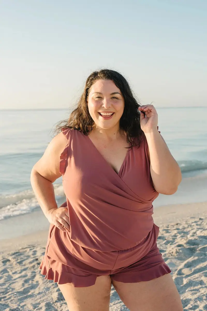 Damen Swim Romper mit Bauchkontrolle | V-Ausschnitt & Rüschenschultern | schnelltrocknend, Vier-Wege-Stretch mit Shorts & Taschen