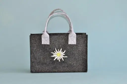 Filztasche Damen | Trachtentasche mit Edelweiß-Stickerei und kompaktem Format für Oktoberfest und Volksfest