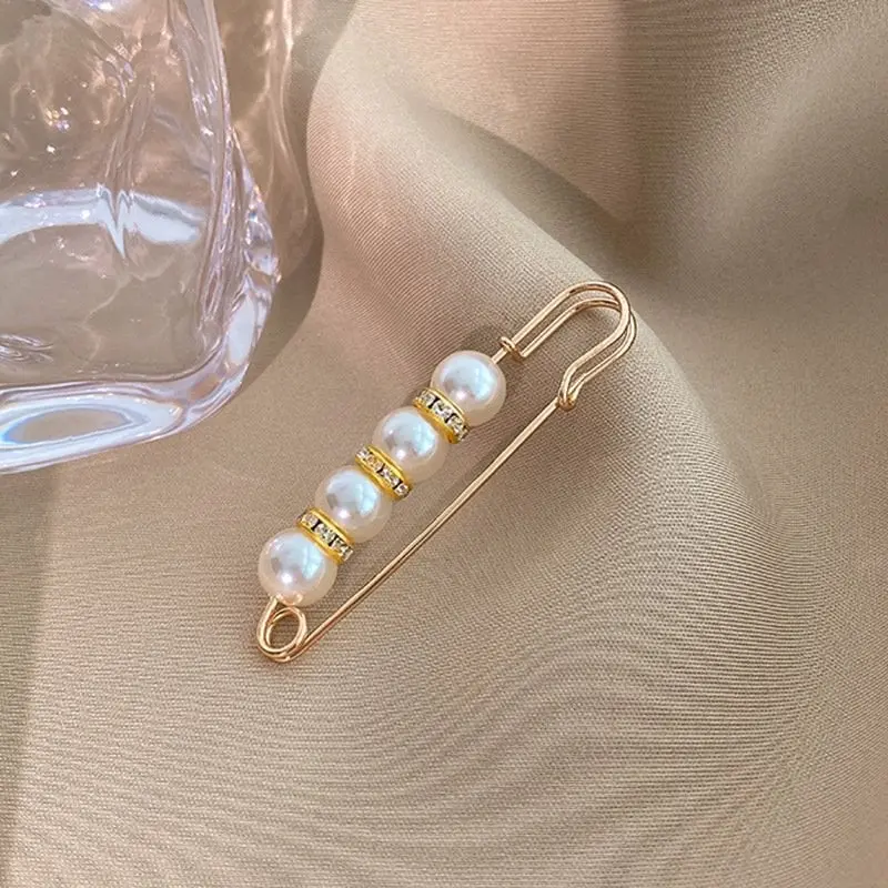 GleamPin – Elegante Brosche mit Strasssteinen und Perlen