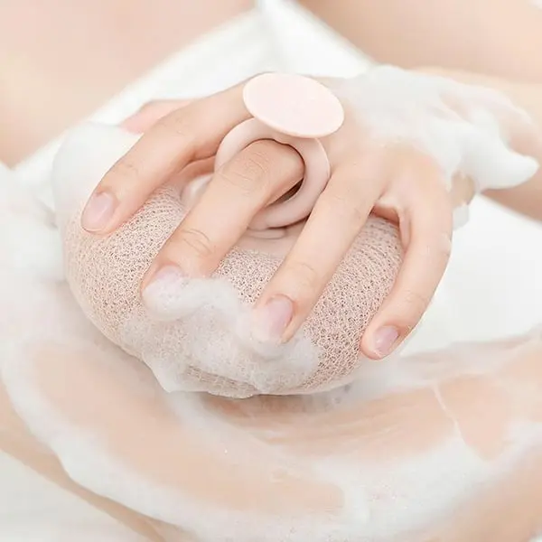 GlowVive Peelingbürste für Dusche – ultra-feine Fasern & Massage-Noppen | Ringgriff + Saugnapf zum Trocknen | 1+1 Set