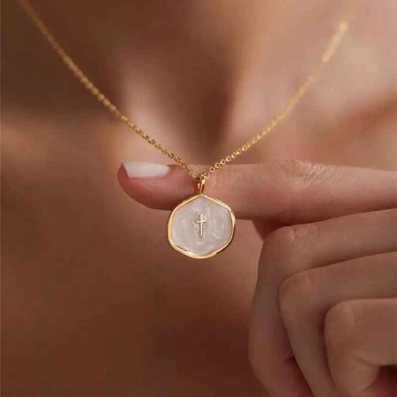 Goldfarbene Halskette mit Kreuzanhänger | Medaillon in Perlmuttoptik | Dezenter Schmuck für jeden Tag