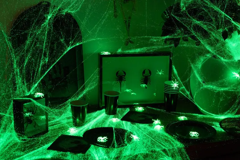 Halloween Spinnennetz 500 g | Weißes Glow-in-the-Dark Dekonetz für gruselige Halloween- und Mottoparty-Dekoration