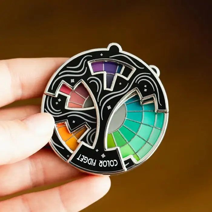 Interaktiver Fidget-Pin Farbkreis | Drehbares Farbrad mit Masken für Harmonie | Als Emaille-Pin, Magnet/Nadelhalter oder Schlüsselanhänger