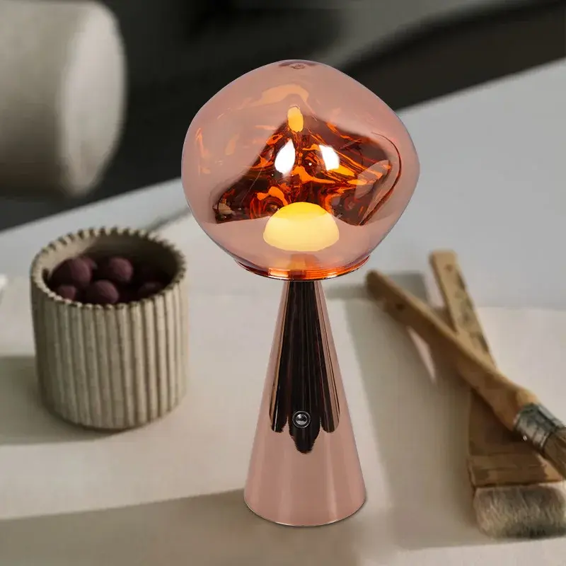 LED Lava Tischlampe 13 x 28,5 cm | Warmweißes und buntes Licht | Kompakte Dekolampe für Wohnzimmer, Schlafzimmer und Büro