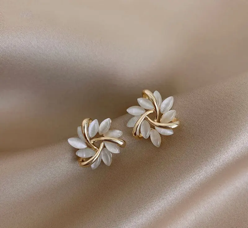 Opal Blütenkreis Ohrstecker in Goldoptik | Funkelnde Steine im floralen Design | Elegant & leicht für Alltag und Anlass