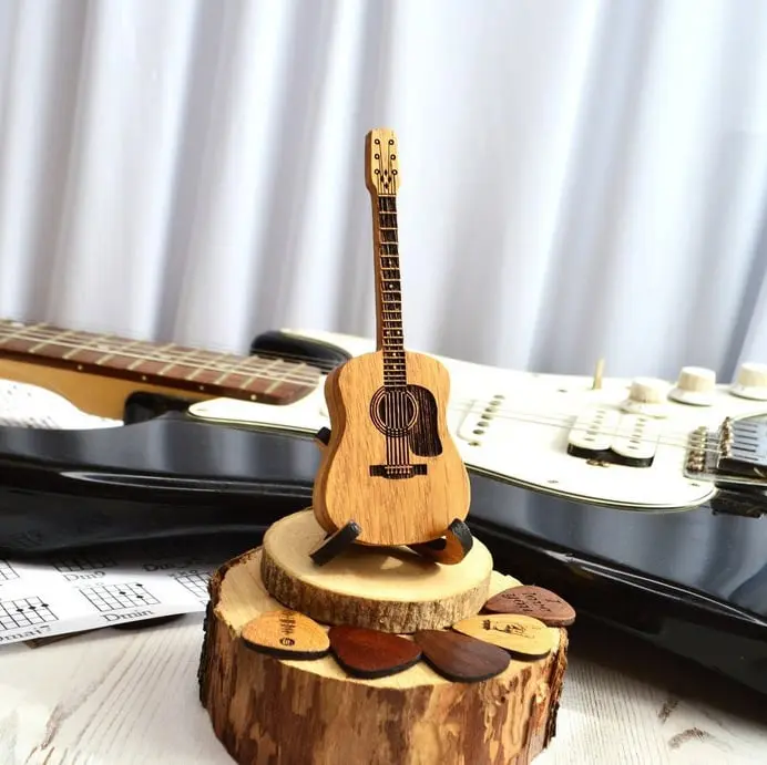 Personalisierte Gitarren-Plektrum Box aus Eichenholz | Mit Display-Ständer & Platz für 3 Plektren | Geschenk für Gitarristen