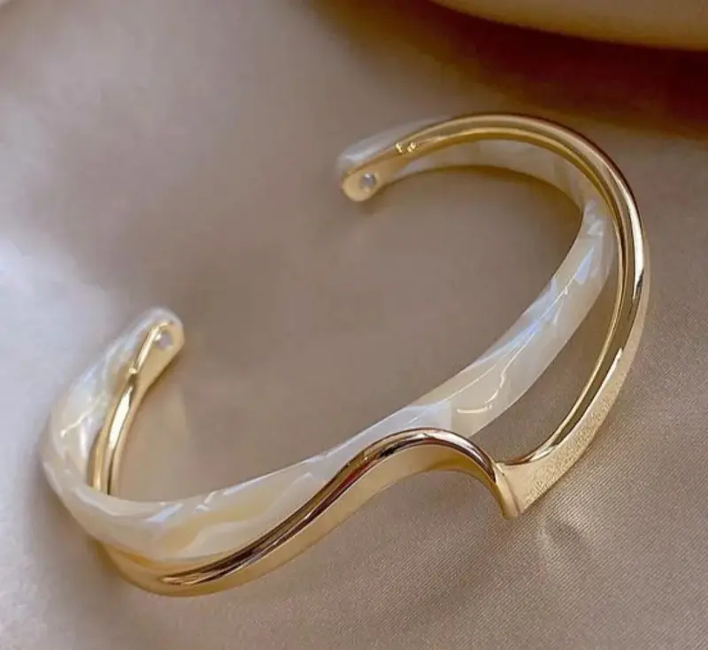Weißes Opal-Armband in Goldoptik | Elegantes Finish & schimmernder Stein | Zeitloser Schmuck für Alltag & Anlass